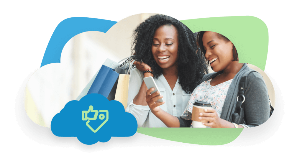 dos mujeres sonrientes mirando el m&oacute;vil