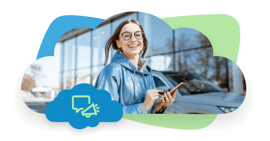 mujer sonriente con móvil en la mano