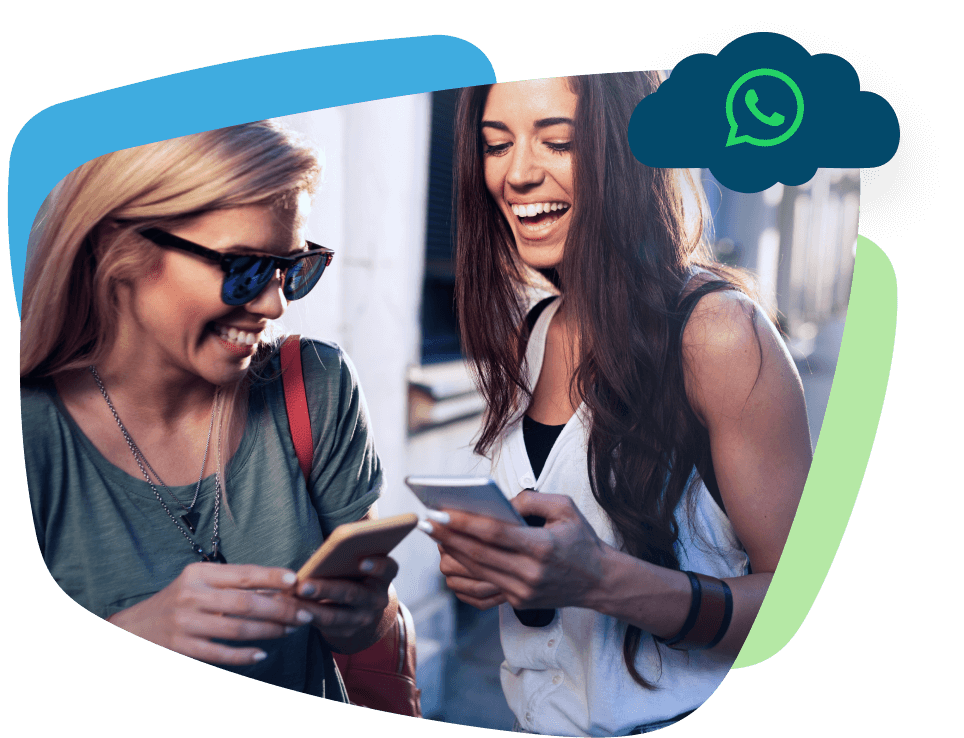 dos mujeres sonrientes con móvil en la mano